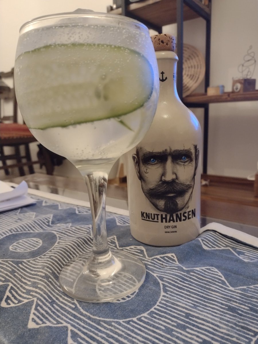 lagastronomie's tweet photo. Gintonic con un gin alemán muy bueno, knut hansen, aprovechando que uno de sus botánicos es el pepino, va con el mismo.
#gintonic #cucumber #knuthansen https://t.co/S5L10TVWBv