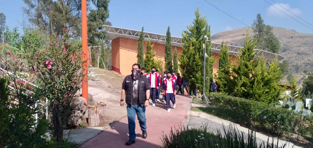 AmbienteEdomex's tweet photo. Para conocer más y cuidar nuestras #ANP, alumnos de la Esc. Sec. Ricardo Flores Magón de #Tlalnepantla, realizaron en el #ParqueEstatalSierraDeGuadalupe visita guiada y actividades, organizadas por la #CGCE de la #SMAGEM y la Dir. de Sustentabilidad Ambiental municipal. https://t.co/aJPhOKWyfb