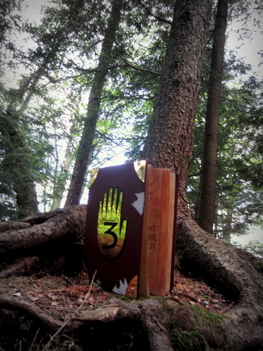 Anchoritic's tweet photo. While it still remains an early work in progress, the absolute fervent attention to detail poured into those days could only stem from an equal amount of passion. And who knows, perhaps one day it will be revisited or reborn. Until then: Fgnl jrveq, zl sevraqf. 2/2 #GravityFalls https://t.co/jJ9sdNWN4D