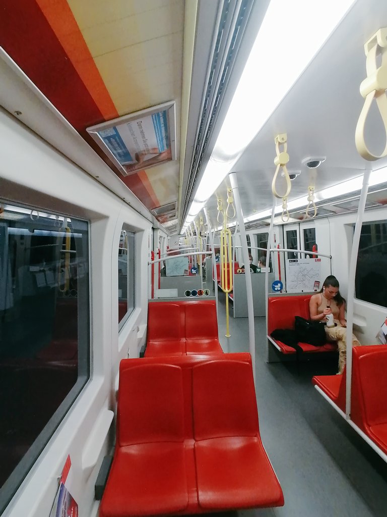 SarDeBar's tweet photo. @wienerlinien BITTE die weiße Ubahn erklären. gibt es mehr als eine? 

spotted: erdberg u3, 00:52 https://t.co/Bu5XKoQSnh
