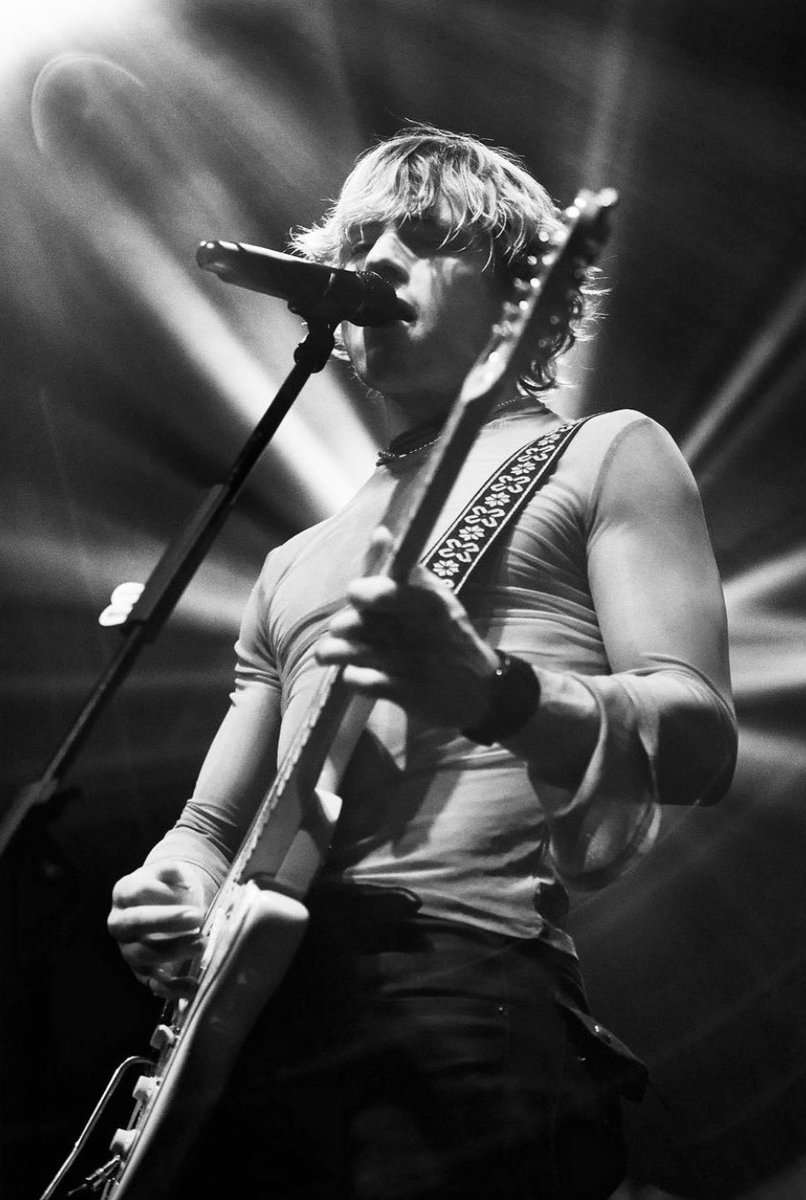 thinksross's tweet photo. ross lynch in black https://t.co/dsfTNYBHGe