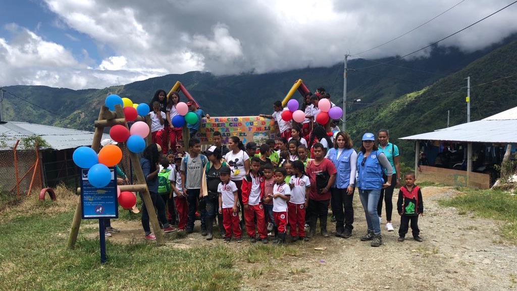 MisionONUCol's tweet photo. Acompañamos a @ComisionadoPaz en entrega de un parque infantil del programa #PazAlParque y una jornada pedagógica de acción integral contra minas antipersonal con @UNMAS, Alcaldía, @MAPPOEA y Corporación Democracia en el corregimiento Pueblo Nuevo, de Briceño, Antioquia.🇨🇴🇺🇳 https://t.co/2gfsF6cq2r