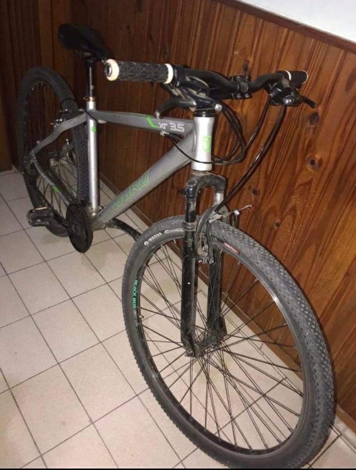 Shheyy_11's tweet photo. DIFUNDIRLO POR FAVOR.⚠️
LE ROBARON LA BICICLETA A MI HERMANO DE ADENTRO DE LA PENSIÓN DONDE ESTA VIVIENDO(A.v Villarino 80) ENTRE AYER A LA NOCHE Y HOY A LA MAÑANA, POR FAVOR SI ALGUIEN LA VE  O ALGUIEN SE LA OFRECE, AVISAR !! ES LO ÚNICO QUE TIENE PARA MOVERSE Y TODAVÍA LA ESTA https://t.co/PAFofxQMos