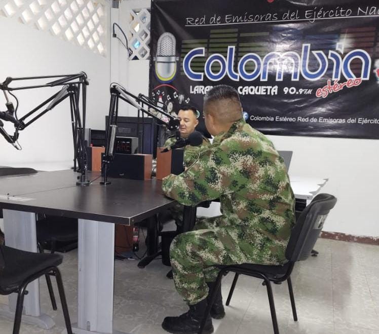 Ejercito_Div6's tweet photo. Los soldados del Batallón de Operaciones Terrestres N.°22 realizan cuñas radiales enfocadas a combatir los actos de corrupción en torno al #PlanDemocracia2022, las cuales se difunden en la @emisoraejercito de Larandia en el departamento del #Caquetá.

@YoSoyDanteEJC https://t.co/1ExhCP2MmK