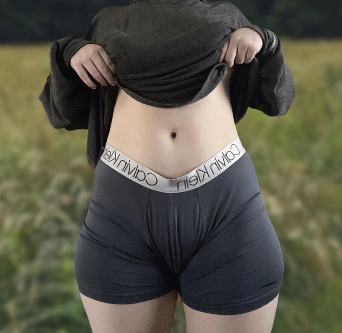 rt if you&rsquo;d roll around in the hay with me? Maybe on a blanket though lol https://t.co/EQ9MTW1QJG