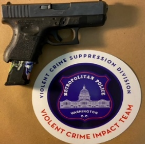 DCPoliceDept's tweet photo. In the last week, #DCPolice officers removed 53 illegal firearms from the streets of #DC and out of the hands of criminals.
#FirearmsFlashback https://t.co/i2m4lBdQFc