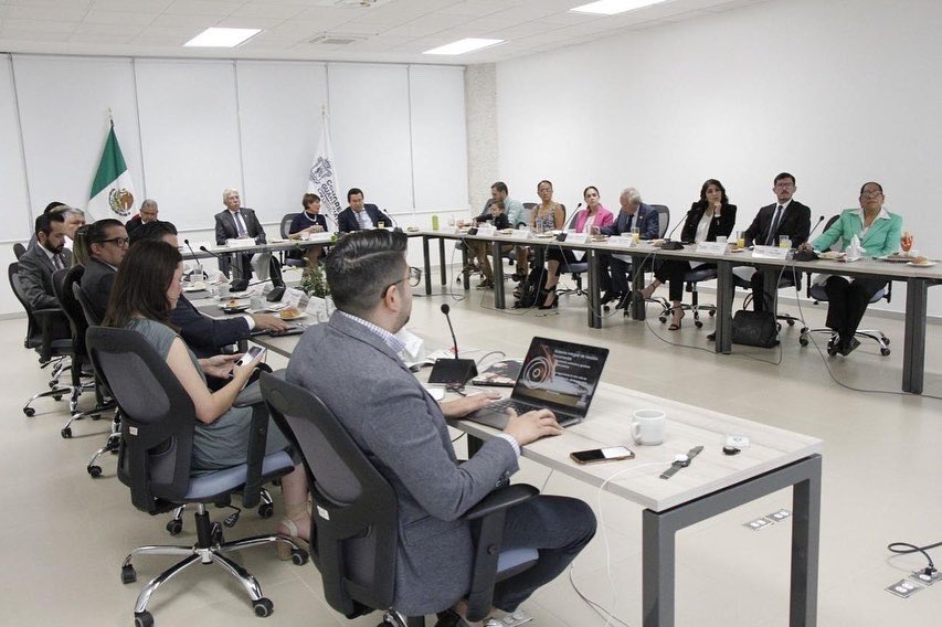 OCLGTO's tweet photo. Nos reunimos con los integrantes de la Junta de Gobierno y Coordinación Política con motivo de analizar y dialogar temas de la agenda común, para establecer una relación de acercamiento entre ambas partes. 
#CongresoGTO #OCL https://t.co/ngUNaa1oAN