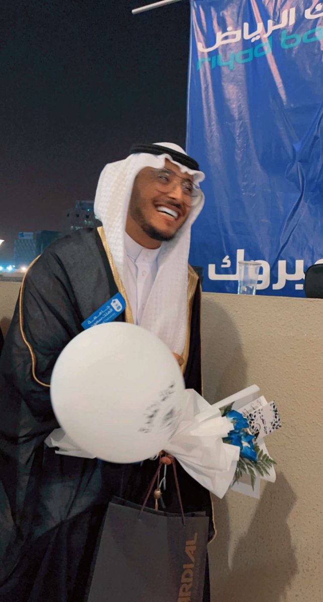1wkol's tweet photo. الحمدلله عند البدء و حين الختام الحمدلله قولاً وفعلاً وشكراً و رضا، انهيتُ اليوم مسيرتي الجامعية بدرجة البكالوريوس في تخصص اللغة الصينية والترجمة من @COLT_KSU..سائل الله ان يجعلها نهاية خير لبداية طريق أعظم🎓💙. https://t.co/C2X7O7GhNP