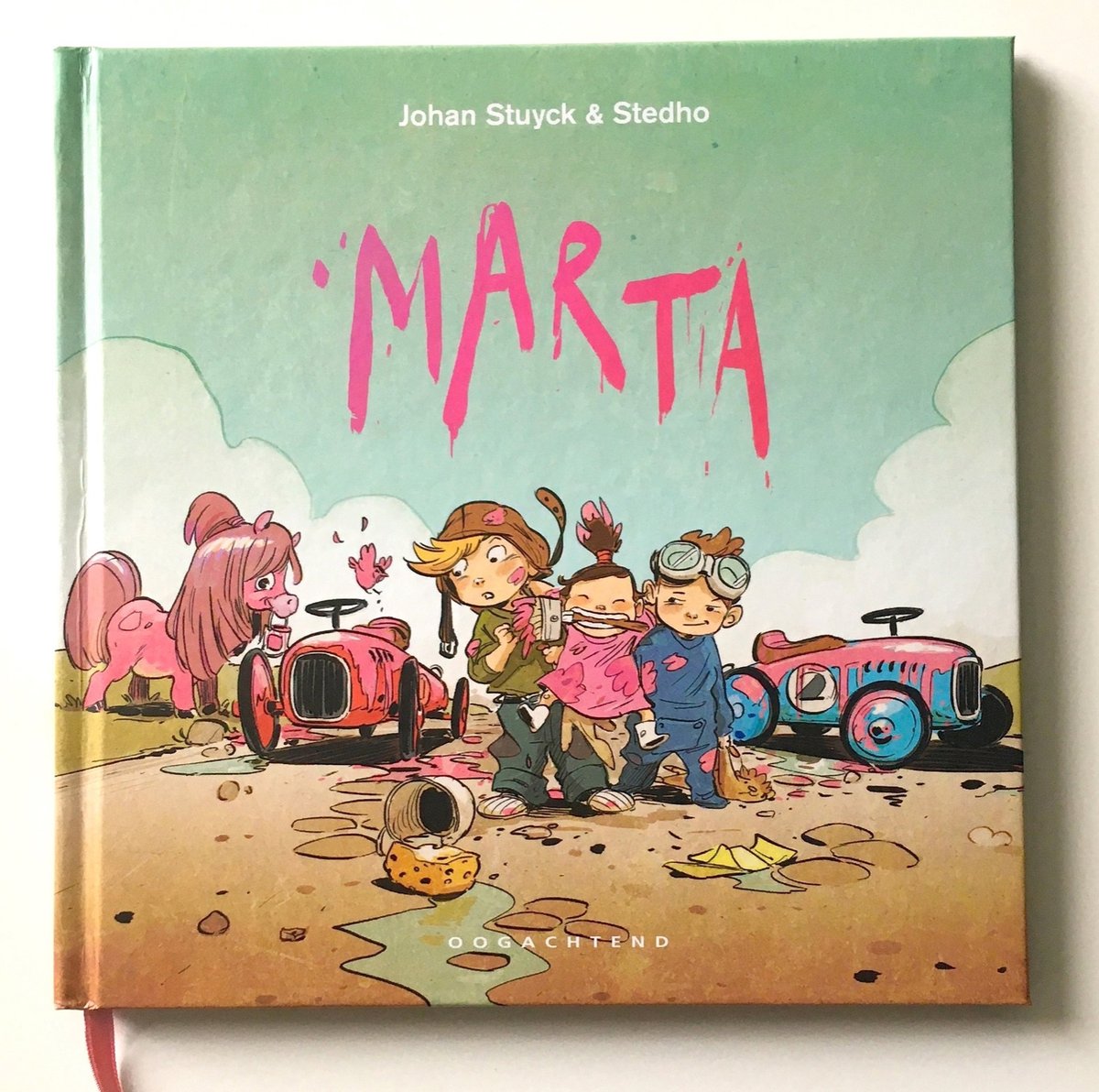 stripland_BENL's tweet photo. #Marta is gearriveerd. Dit is het vervolg op #Babyboem en #Nummer2, tevens de voorlopige afsluiter van het verhaal. Het jongensclubje van #Jef en #Leo wordt opgeschrikt door een vreemde indringer... Nu te verkrijgen. #JohanStuyck (foto) #Stedho #StevenDhondt https://t.co/d7Ea8osOdy