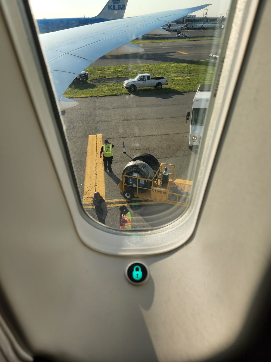 Ana_TruRa's tweet photo. @AM_Escucha @Aeromexico  fatal servicio. Llevamos 4 hrs en el avión en el Aeropuerto JFK en NY, vuelo 409 por qué la llanta se ponchó y es hora que no la cambian y no dan información.  Nos tienen con agua, galletas y encerrados 4hrs!  Que burla es está? ¡Ayuda!  #Aeromexico https://t.co/he6vhJkNtq