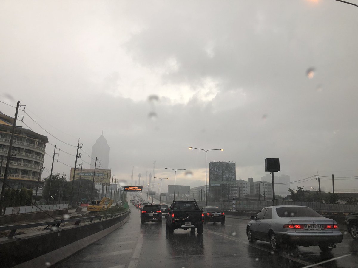 9neng's tweet photo. 6:15 สะพานพระราม 9 รอชลอตัว ฝนตกหนัก น้ำขังเล็กน้อยคอสะพาน @js100radio @fm91trafficpro https://t.co/1ljVuhgLgm