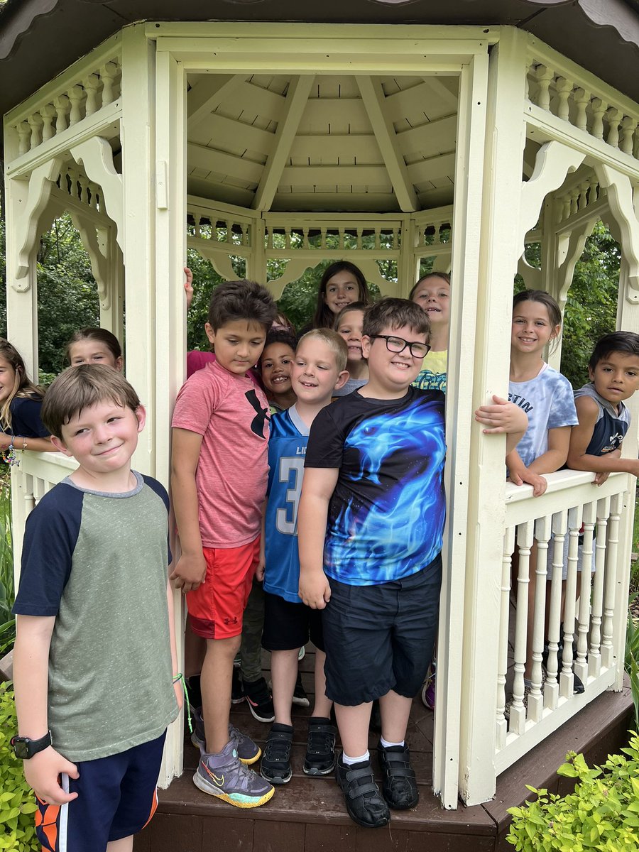 Buch2ndGrade's tweet photo. We had such a great field trip to Greenmead yesterday!  It was fun learning about Livonia’s history. #BuchananBears #LivoniaPride https://t.co/sZDzUmzajs