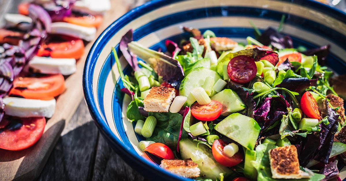 Recipiada's tweet photo. Are you in the mood for something light and refreshing? Greek salad might be just the thing. 

#mediterraneanfood #greekcuisine 

Shop for your ingredients now and give this recipe a try. Click here: https://t.co/j5cNTBeYrs https://t.co/wtnjdf9NkX
