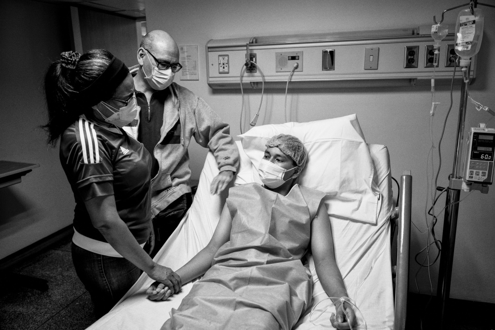 pcMetropolitana's tweet photo. Raúl Eduardo desarrolló un hepatocarcinoma a los 11 años. A los 16 le dijeron que su única alternativa de vida era reemplazar el hígado enfermo. @erniejester entró al quirófano y junto a @indirojas documentaron su historia.
Descúbrela 👇
https://t.co/evfBMqdEaS
#prodavinci https://t.co/4KTtuW5yil
