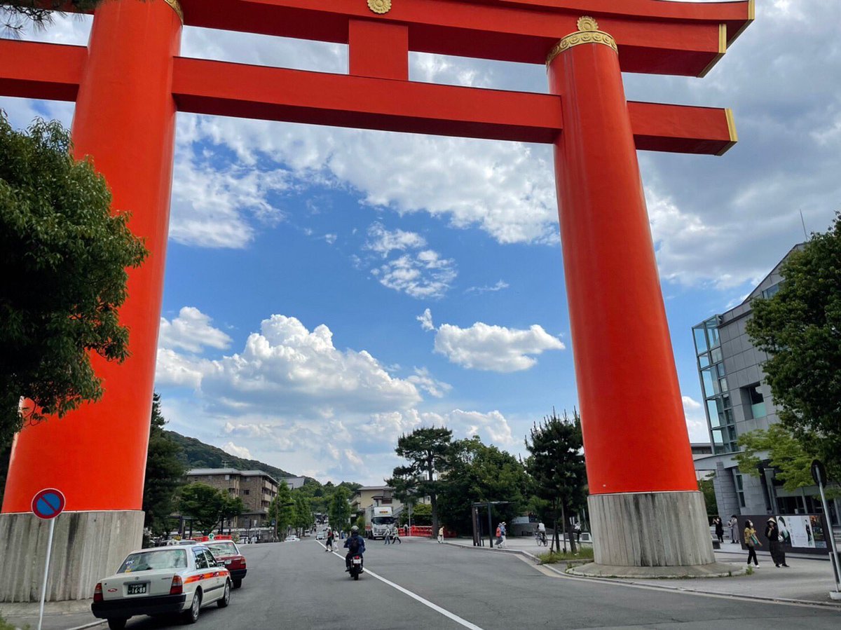 Shiroro820's tweet photo. 夏へ 
#青空 #夏 #平安神宮 #鳥居 #京都 #sky #bluesky #summer #kyoto #japan #cityscape #streetphotography https://t.co/Lz9bRwOlzg