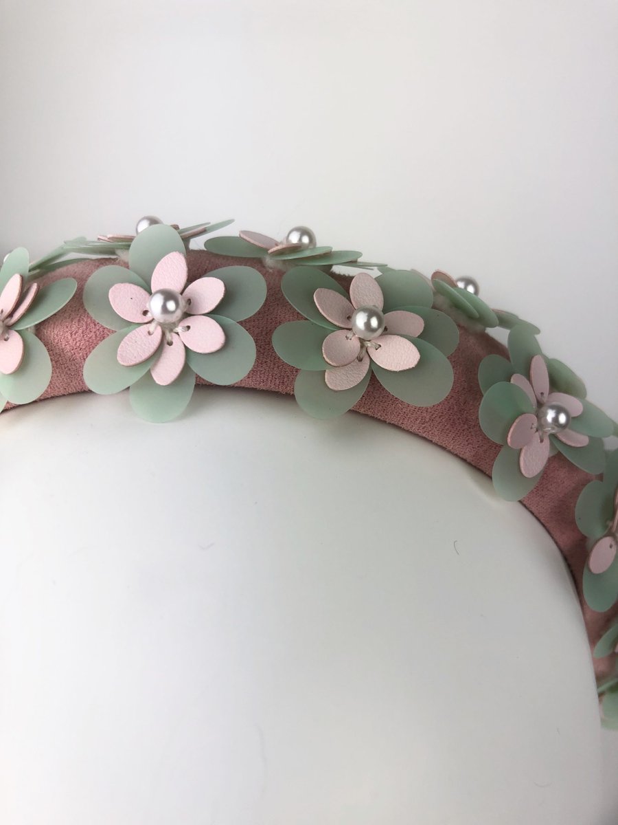 hatporium's tweet photo. Louisa // Gorgeous mint and pale pink sequin flowers adorn a soft pink sided padded headband. #millinery
https://t.co/8TOlIb6n61 https://t.co/Kr7JtM32Fr