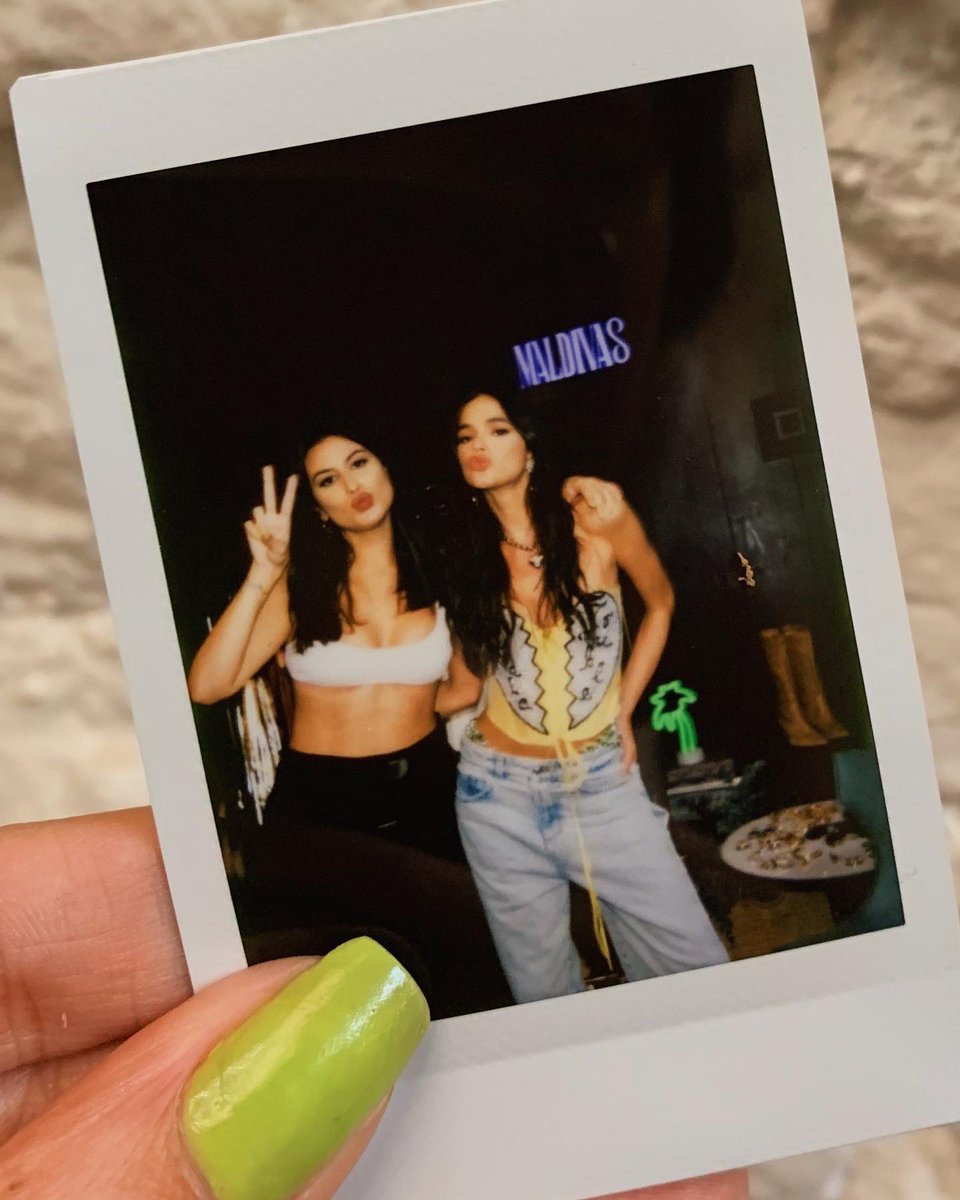 Mais uma vez: ansiosa para todo mundo ver minha entrevista com a Marquezine amanhã! IHUL <a href="/BruMarquezine/">Bruna Marquezine</a> #maldivas