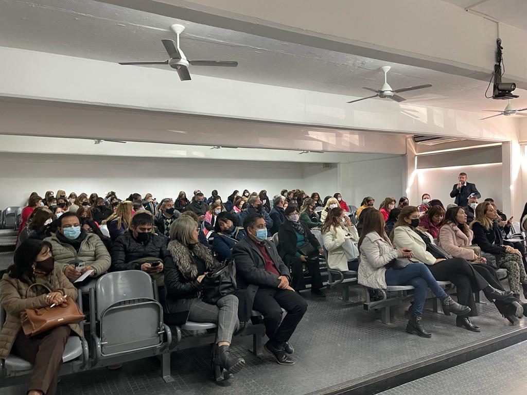 Sebakelman5's tweet photo. Junto al Ministro de Educación @jplichtmajer y al Sec. de Transporte de #Tucumán vivimos una jornada muy importante para la #EducaciónVial

Firmamos el convenio, brindamos un taller para más de 100 supervisores y charlas para alumnos del secundario.
El #Planfederal está en marcha https://t.co/v4MEh2t6HY