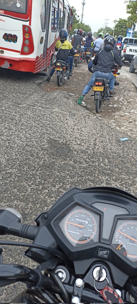 jperez001's tweet photo. En estás condiciones está la Av Murillo en el semáforo de la entrada al barrio el manantial, generando trancones por el mal estado de la vía, y la @soledadalcaldia @rodolfo_ucros brillando por su ausencia @elheraldoco @AtlanticoEmi @zonacero https://t.co/Ghzf7OGZQc