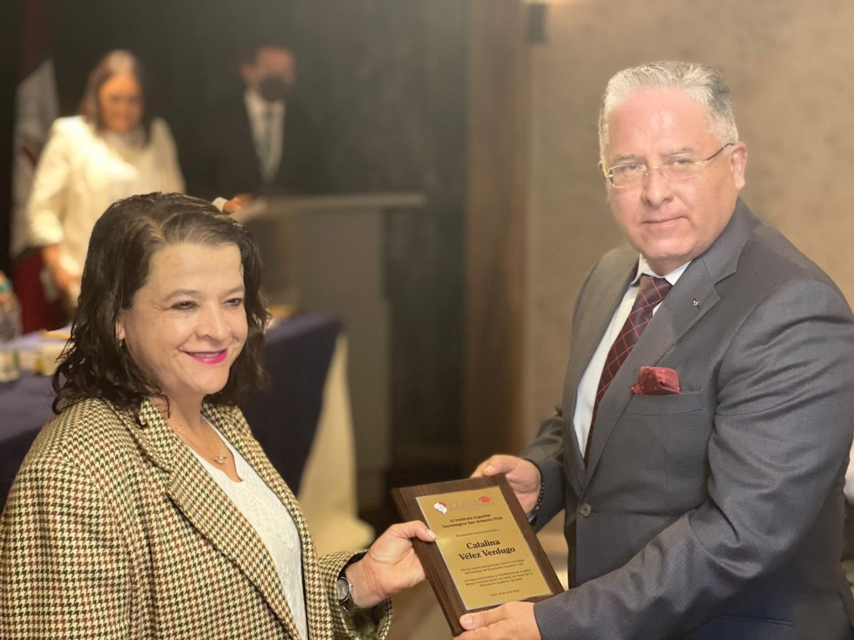 ces_ec's tweet photo. 🤝| @PabloBeltran_A, presidente del CES, @fmarquez1962, @AngelaCalderonT y Catalina Vélez, consejeros académicos, reciben un reconocimiento por su designación por parte del Instituto Superior Tecnológico San Antonio. https://t.co/poUCodFLCN