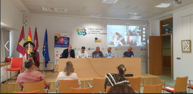cnh2_es's tweet photo. Miguel Ángel Fernández ,Gerente del @cnh2_es, participó ayer en la mesa redonda sobre los efectos de la pandemia en los clústers, celebrada dentro de la reunión de trabajo del proyecto europeo ClusterFY.
#ClusterFY #Cluster #clusterdelhidrógeno https://t.co/J23hfzk7gf