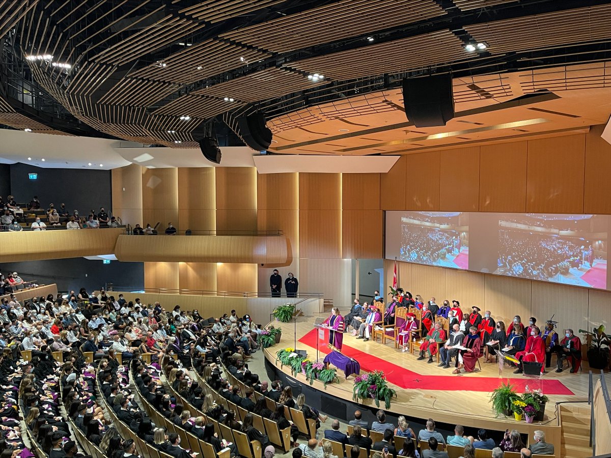 Congratulations to the Class of 2022!!  🎓 💜
#ForeverGolden
<a href="/LaurierAlumni/">Laurier Alumni</a>