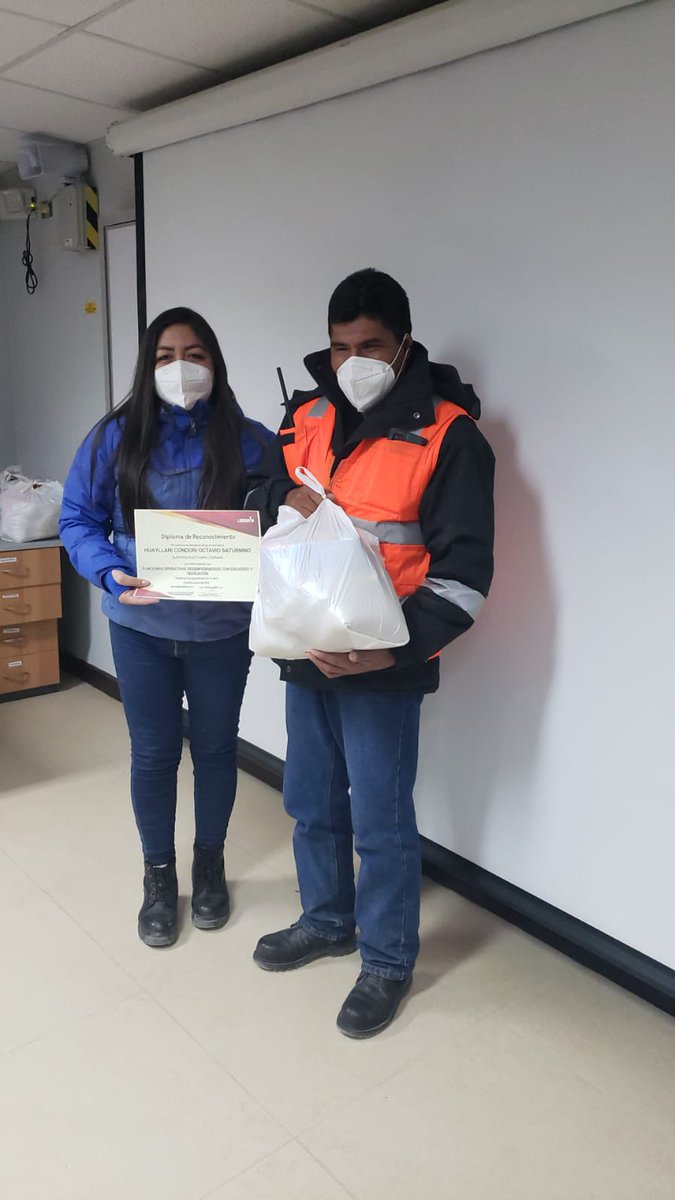 kgvidal26's tweet photo. Condecorando acciones destacadas de nuestro personal en UM Antapaccay, en reconocimiento al esfuerzo y dedicación en el desempeño de sus funciones 👏👏👏 https://t.co/OYMqGGTJzH