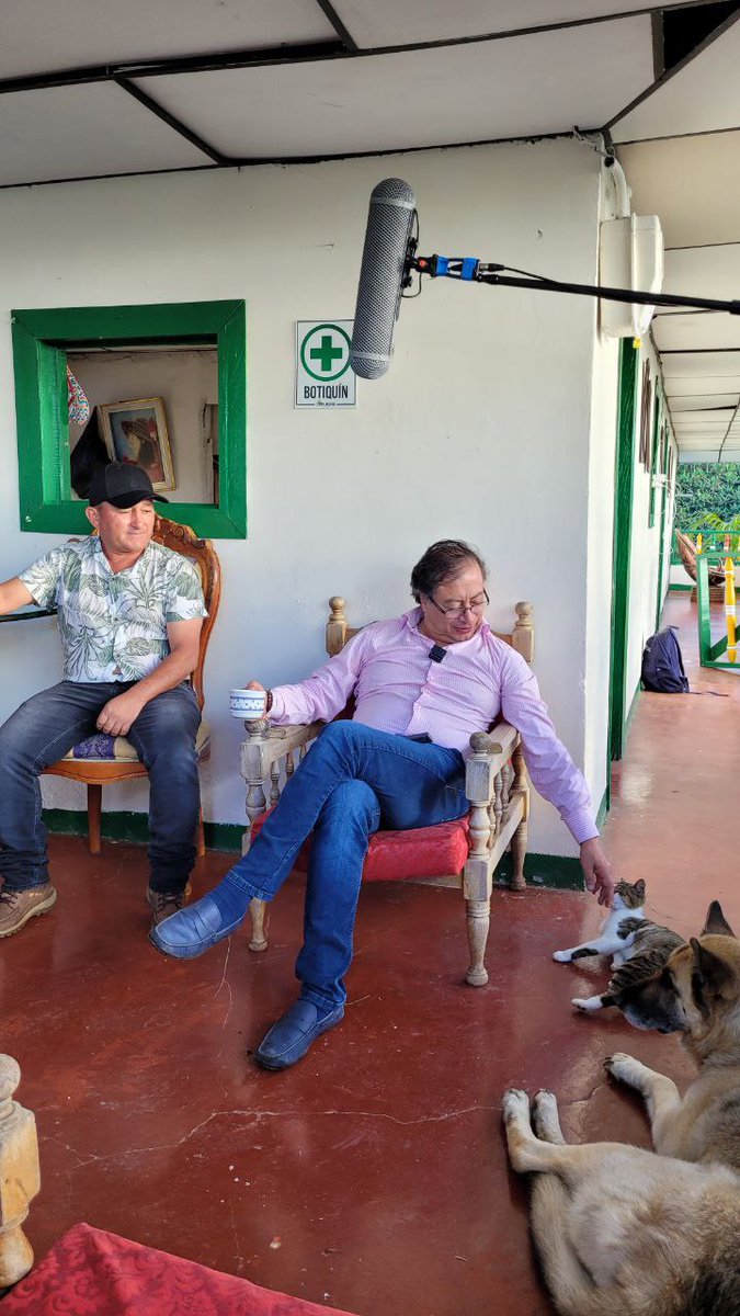 ColombiaHumana_'s tweet photo. "Reducir los precios de los insumos agrícolas  y mantener el precio del café mejoraría sustancialmente la economía de los campesinos": @petrogustavo 

#PresidentePetro https://t.co/UhmNTWD7md