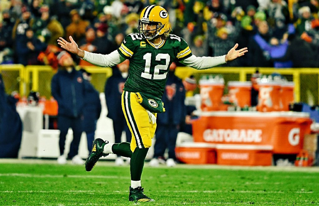 BookOfEli_NFL's tweet photo. Aaron Rodgers since the start of 2018: 

• 136 TDs
• 𝟭𝟱 INTs

Tom Brady since the start of 2018:

• 136 TDs
• 𝟰𝟯 INTs

Rodgers is the most talented QB to ever play the game. https://t.co/S0i9GKUwxb
