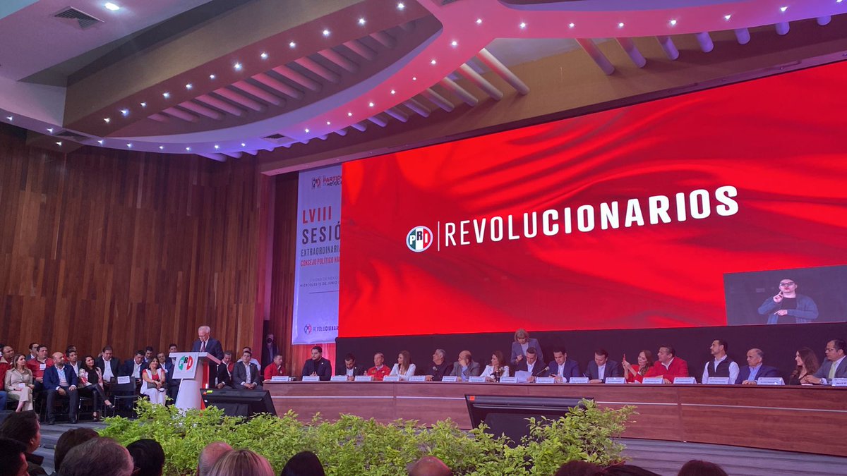 LauraBarreraF's tweet photo. Estamos listos! No sólo defenderemos una Gubernatura, sino un proyecto de nación, hagamos del #PRI la representación del pueblo unido. @EricSevillamx @PRI_EDOMEX https://t.co/UDPD280upc