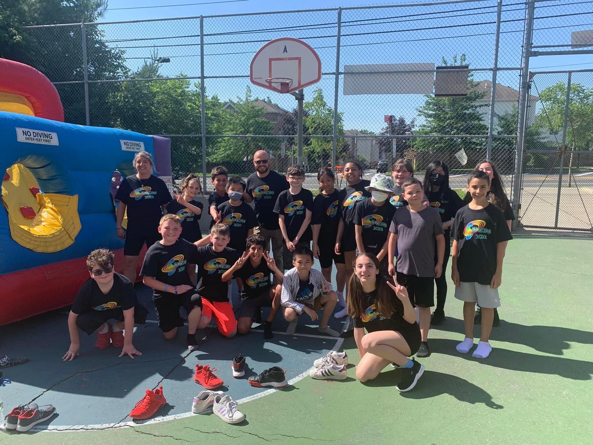 brandon_chall's tweet photo. #SeniorWeek2022 continued with the 5th grade Carnival! Our #Team56 students enjoyed the inflatables, pretzels, and McDonalds lunch. Ty to the PTA! #livelikephil #elevateD31๐๐ @SIBOD31 @DrMarionWilson @CChavezD31 @DrDeniseDAnna @JMarvinney https://t.co/UH3tp5WAp0