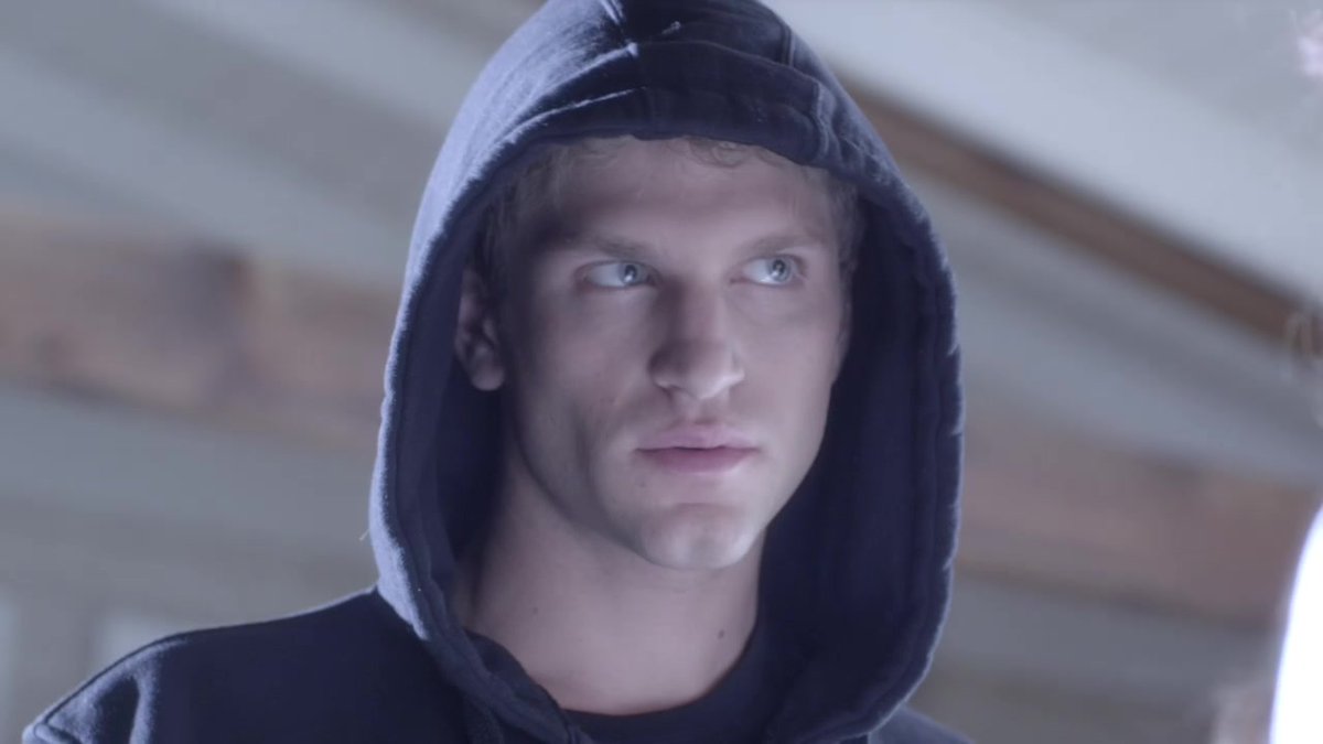 fandom de pll nunca vai esquecer a energia caótica dessas sequências de cenas.