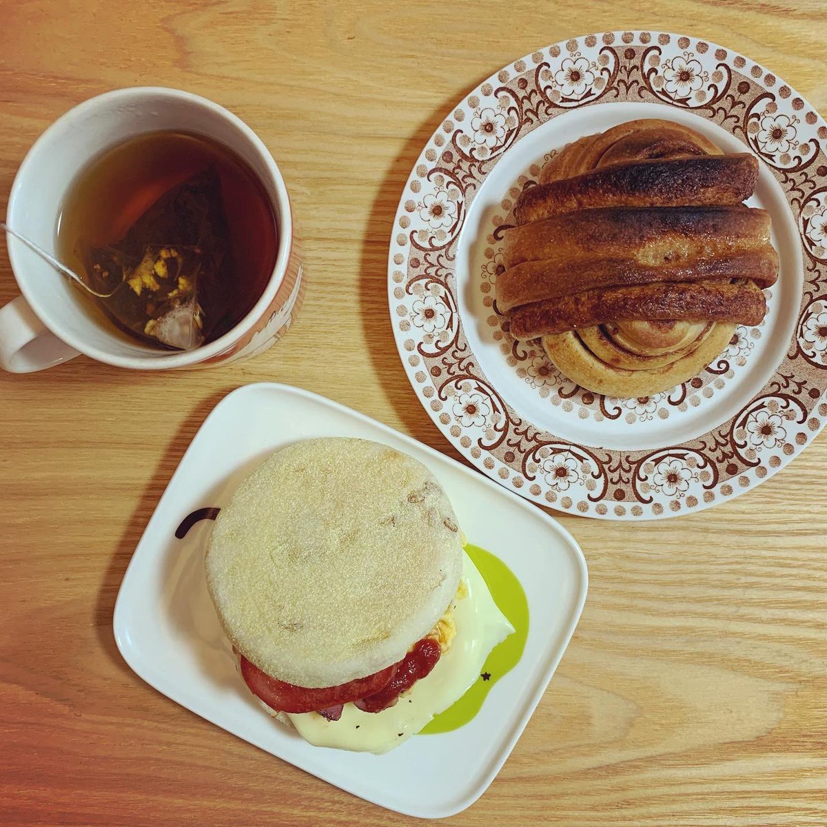 palkinoko's tweet photo. 今日の朝ごはん＊イングリッシュマフィンのオムレツサンド。ユヌクレさん(@uneclef )のシナモンロール🌀
#おうちごはん
#朝ごはん
#イングリッシュマフィンサンド
#シナモンロール
#ユヌクレ
#uneclef https://t.co/msjPYSf4As