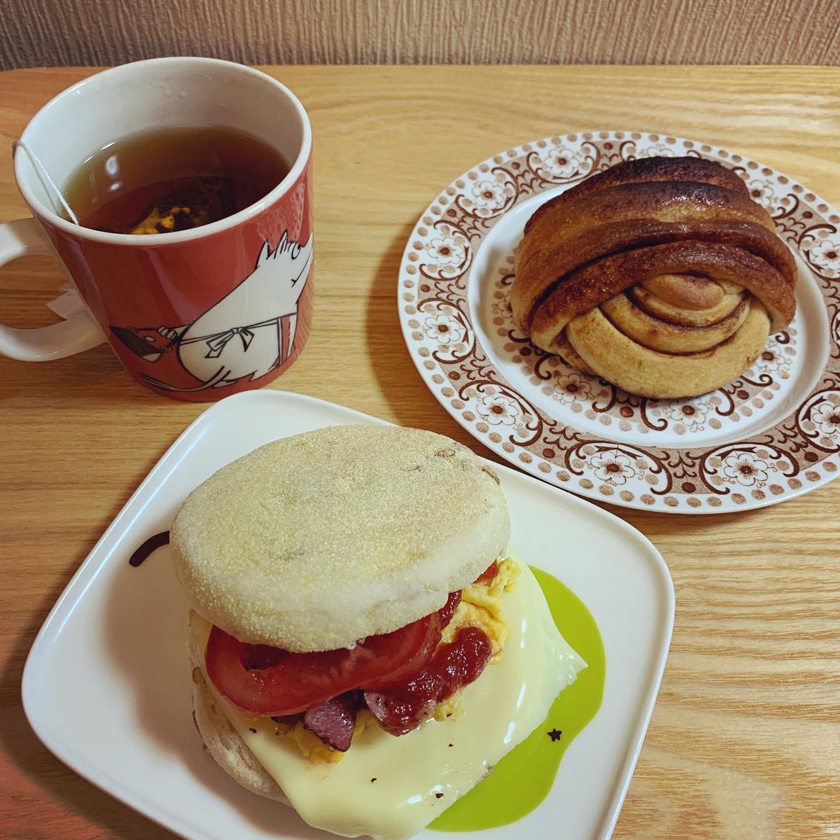 palkinoko's tweet photo. 今日の朝ごはん＊イングリッシュマフィンのオムレツサンド。ユヌクレさん(@uneclef )のシナモンロール🌀
#おうちごはん
#朝ごはん
#イングリッシュマフィンサンド
#シナモンロール
#ユヌクレ
#uneclef https://t.co/msjPYSf4As