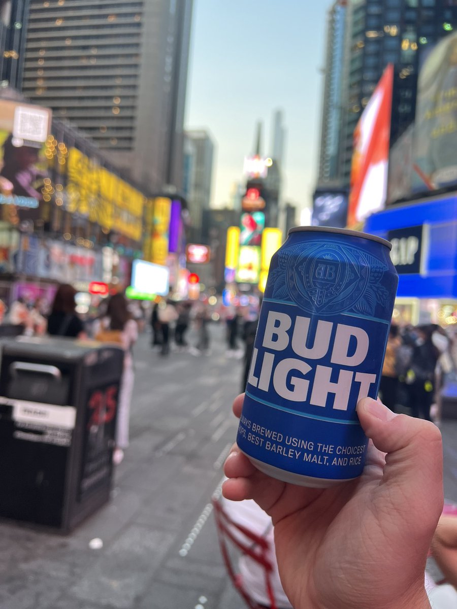 tannerbrock99's tweet photo. Beer is $11 in Times Square! https://t.co/Y5uzJ50s14