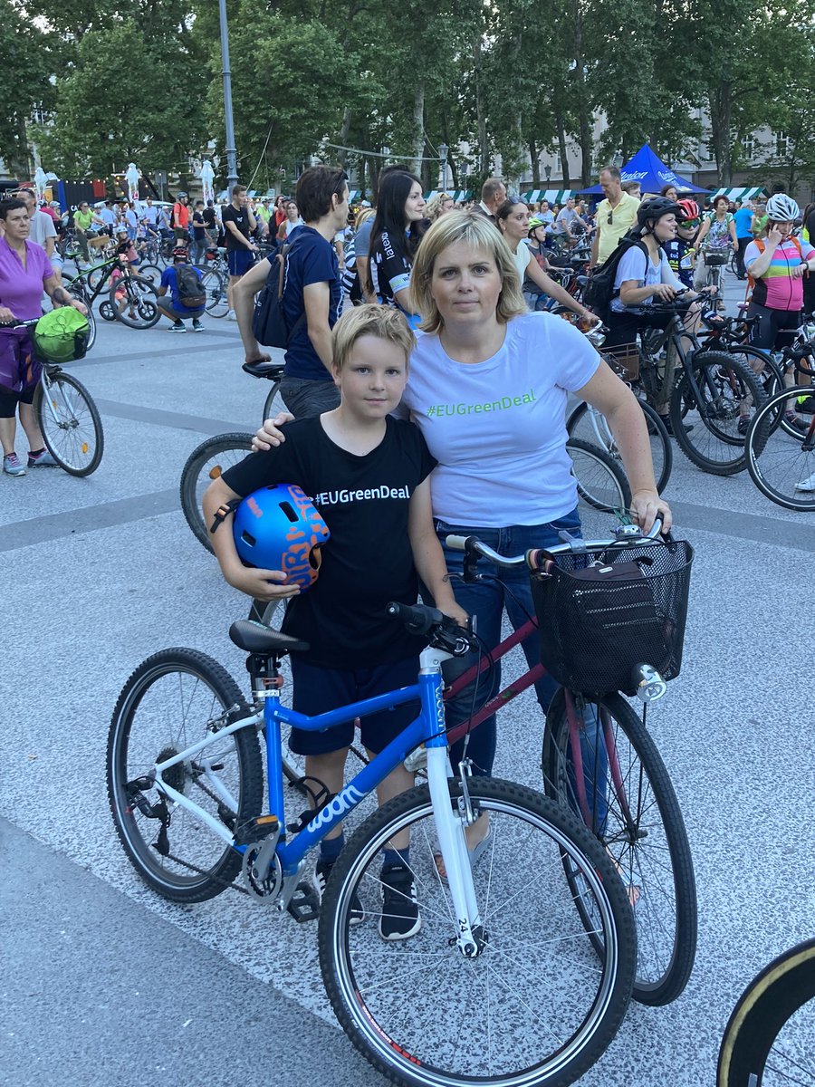 TVoncina's tweet photo. Na cilju nepregledne, a dobro naoljene verige koles(c) #Bikeparade v @visitljubljana. Sva šla na kolo🚴‍♀️ za čisto/brez izpustov nebo, zraven pa še nekaj naredila za fit telo. Super je bilo!
#GreenDeal #zeleniprehod #Fitfor55 #cyclingisfun @VelocitySeries @EKvSloveniji https://t.co/riASsVaDJr