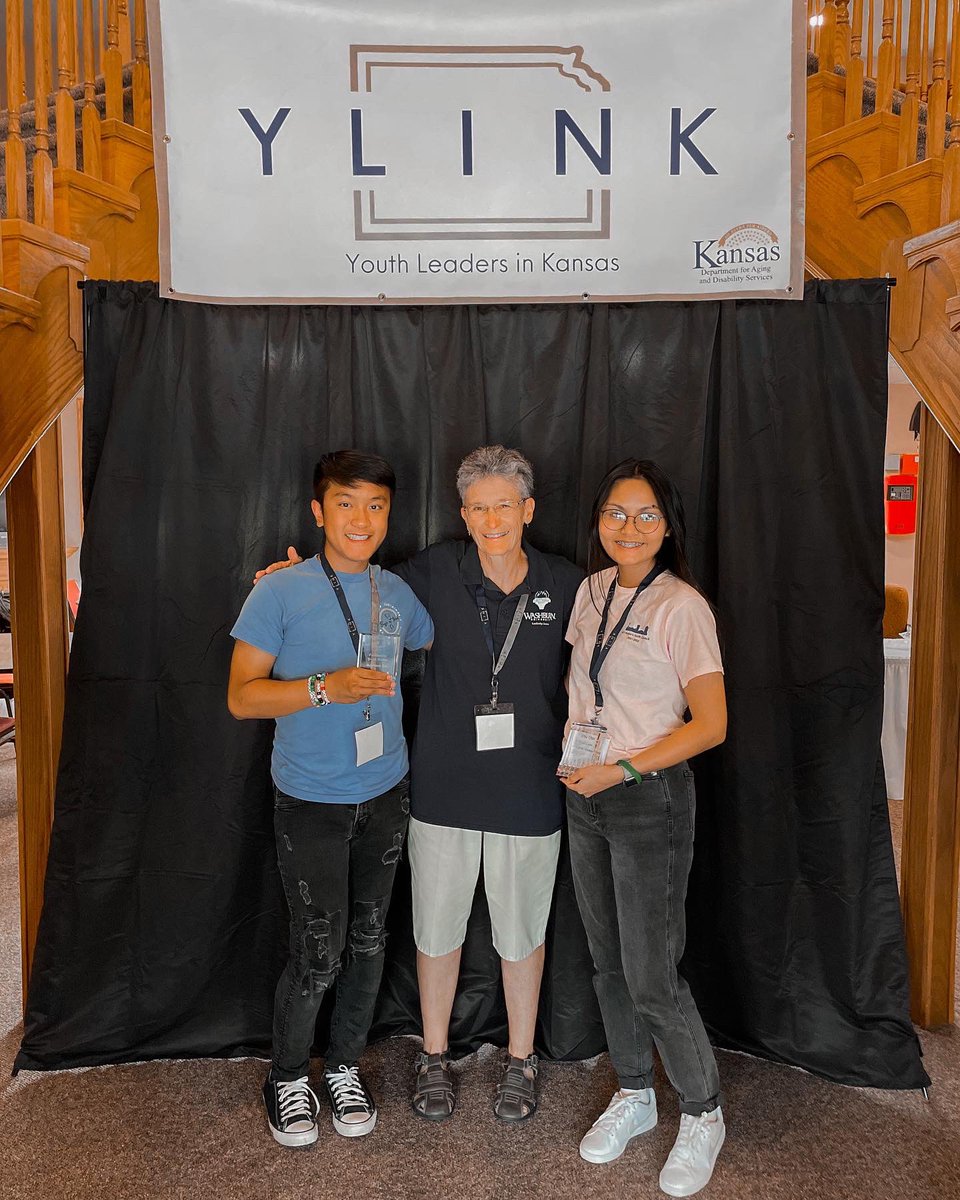 StuEmpowerment's tweet image. As part of YLINK’s (Youth Leaders in Kansas), our ‘22 Direct &amp;amp; V-Direct attended the YLINK Summer Leadership Conference where they presented StuEm’s year in full &amp;amp; share about the City of Wichita. They were than surprised with an Outstanding Youth Leader Award! @MirrorIncKansas
