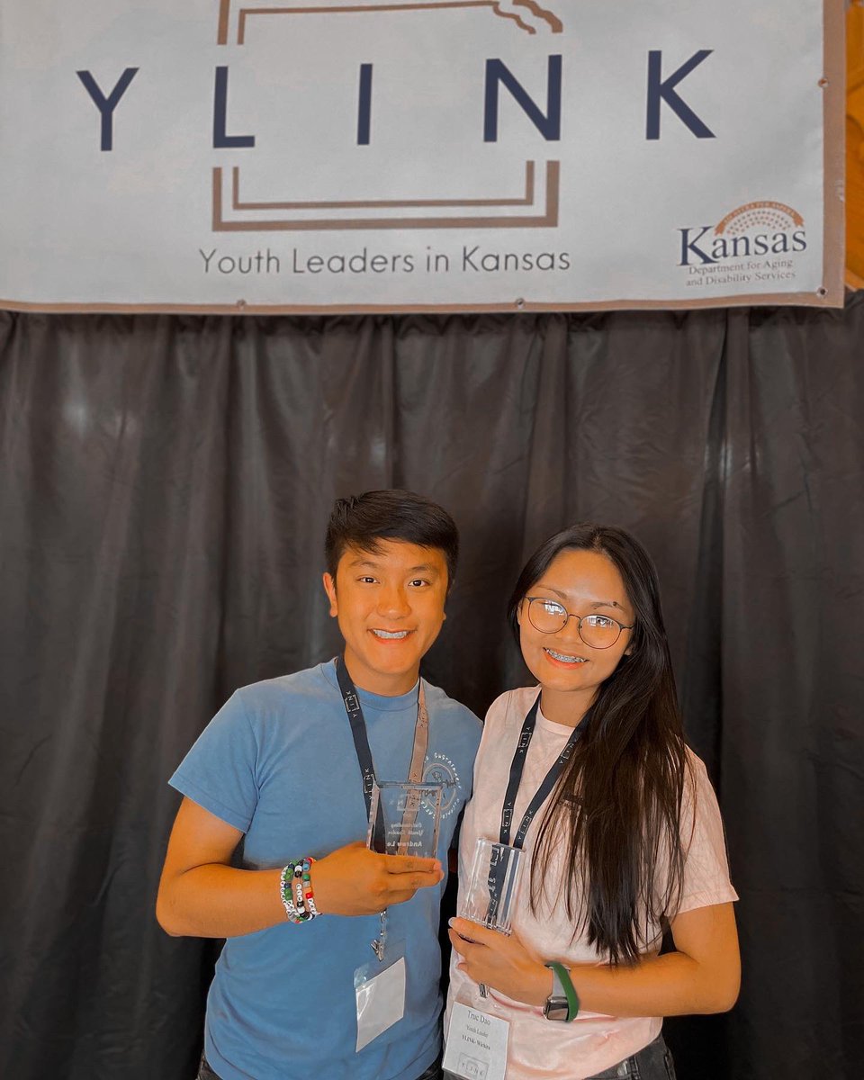 StuEmpowerment's tweet image. As part of YLINK’s (Youth Leaders in Kansas), our ‘22 Direct &amp;amp; V-Direct attended the YLINK Summer Leadership Conference where they presented StuEm’s year in full &amp;amp; share about the City of Wichita. They were than surprised with an Outstanding Youth Leader Award! @MirrorIncKansas