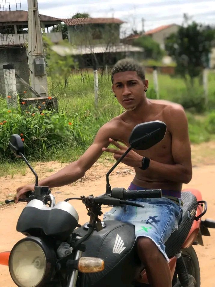MarcelinhoSiil's tweet photo. A mina me viu andando de 150 na rua , cheguei em casa abri o face ela Curtiu tudo meu 🤦🏻‍♂️
Alguém avisa pra ela que a moto não e minha pfv. kk kk kkkkk https://t.co/haWNzyeQNJ
