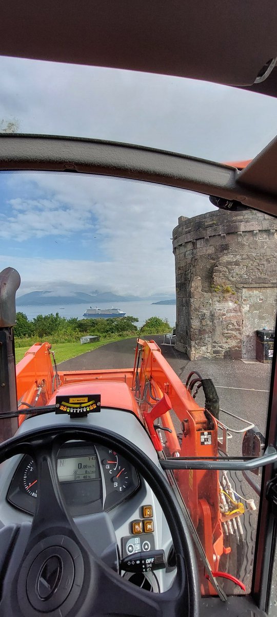 tessmurray17's tweet photo. Before the day starts... quick check of the view at #towerhill before some grass cutting.
#inverclyde #riverclyde #greenock #gourock #tractorview #viewfromthecab #tractor #morningview https://t.co/2ABazYnzin