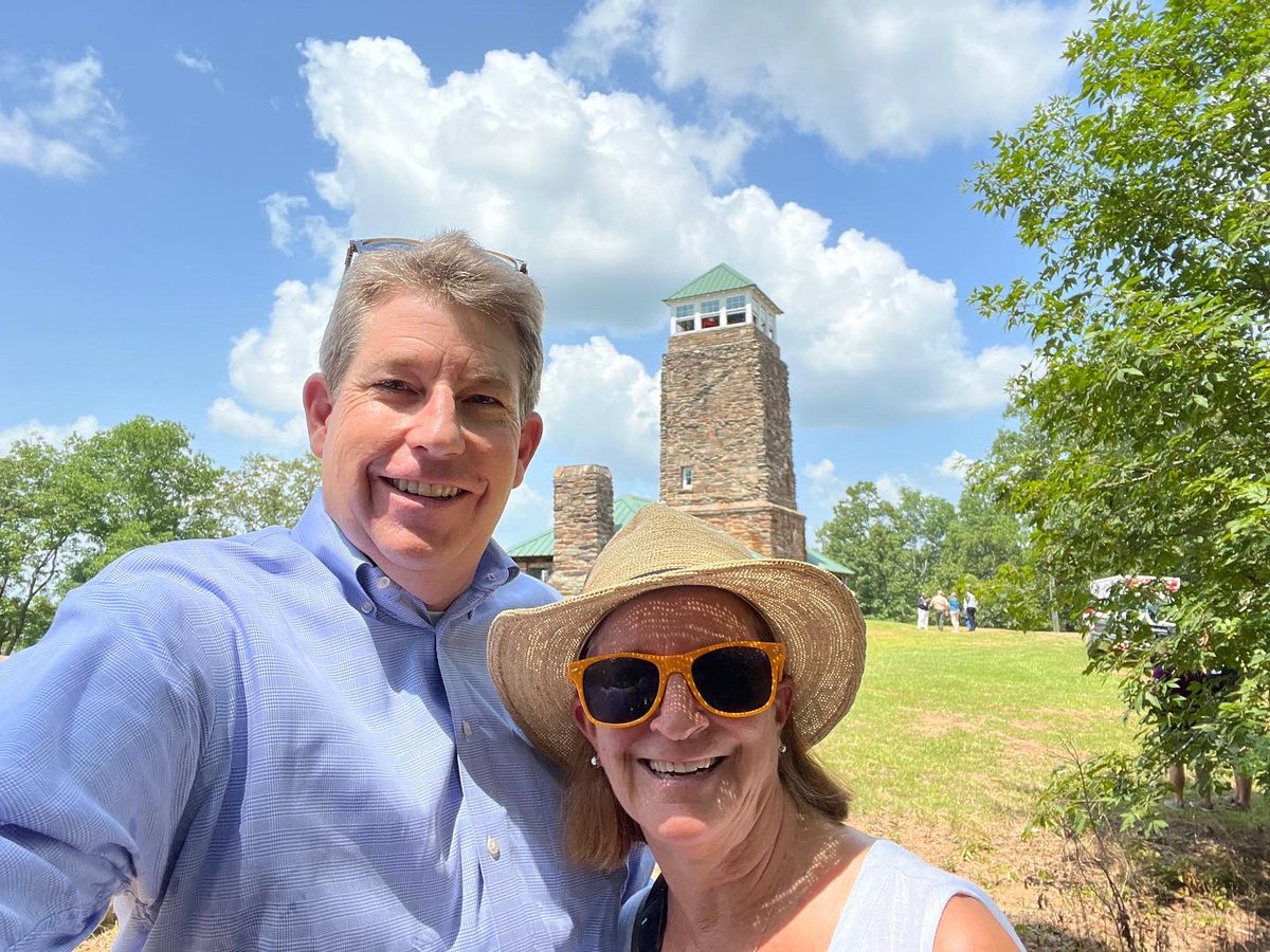 JimByardJr's tweet photo. An afternoon with a view! Plus, bumped into many longtime friends, like Debbie Quinn… all celebrating Flagg Mountain! #PinhotiTrail https://t.co/VRJ5iPLbJG