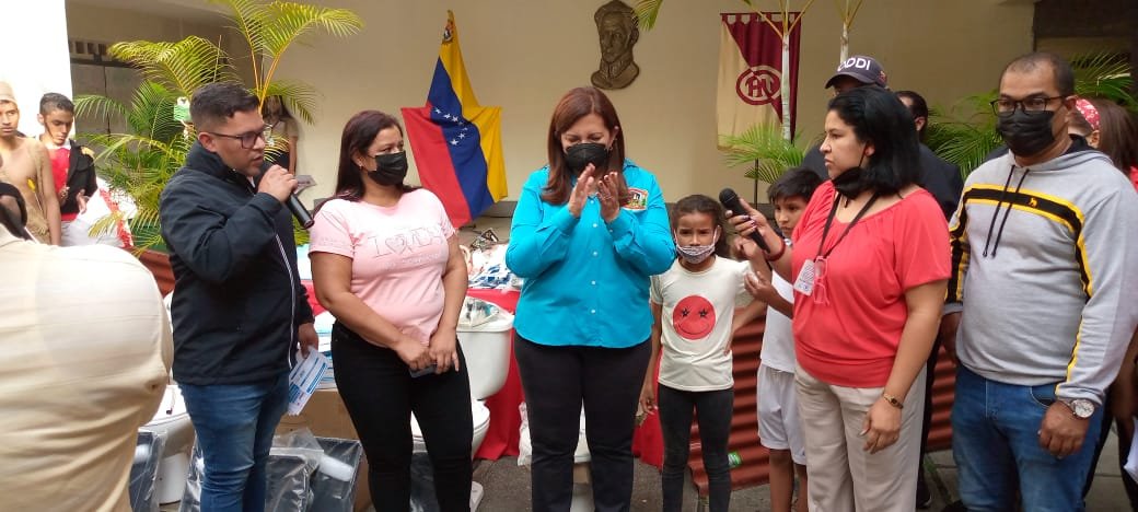 CLAPCONFEYALEGR's tweet image. #soycomunicadorclapactivo @NicolasMaduro @gestionperfecta @SierraCarlosVEN @ActivoParaiso equipo político de la parroquia el paraíso dándole la bienvenida a nuestra almirante en el U.E.N Antonio Muñoz Tebar