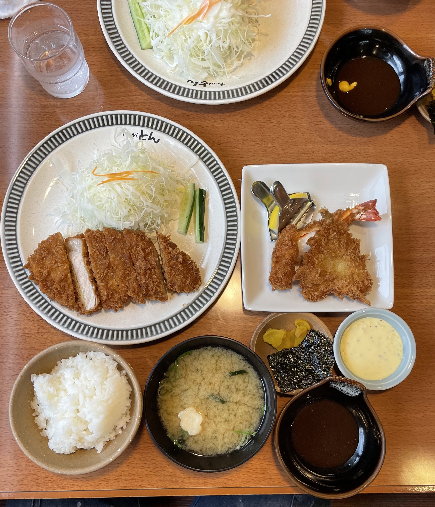 تويتر をぴ على تويتر 大阪豊中 とんかつチャールスとんｻﾝ 日替わりロースかつ 1300 Tp大エビフライ キスフライ 変わらず 美味しいとんかつ 極濃とんかつと甘辛ソースの口にご飯を倍程放り込む幸せな時間 噛むほどに旨味が広がる感じは言葉失うやつ エビと