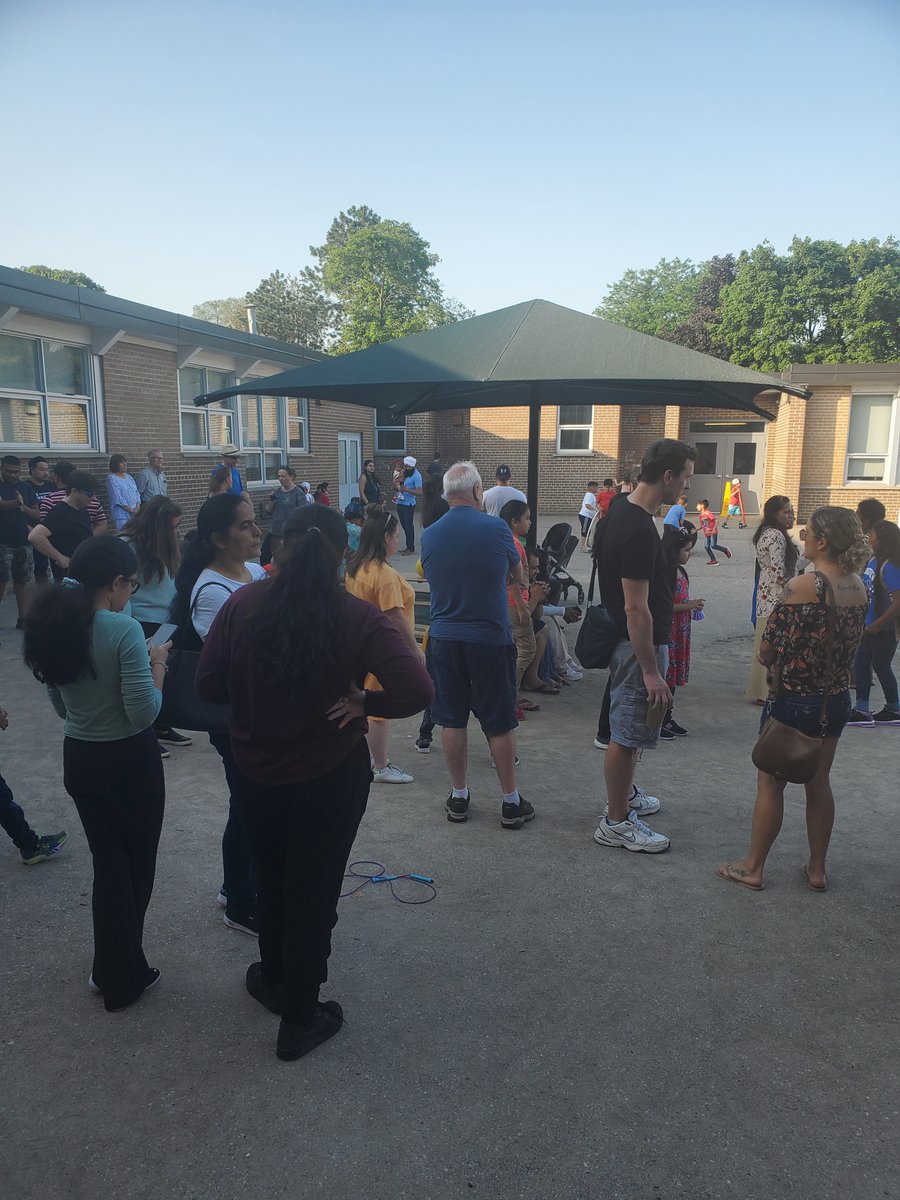 MandyKhabra's tweet photo. Thank you Ridgeview community, families, teachers, volunteers..it was wonderful connecting... finally! #strawberrysocial @RidgeviewPS https://t.co/svr6BbMrcS