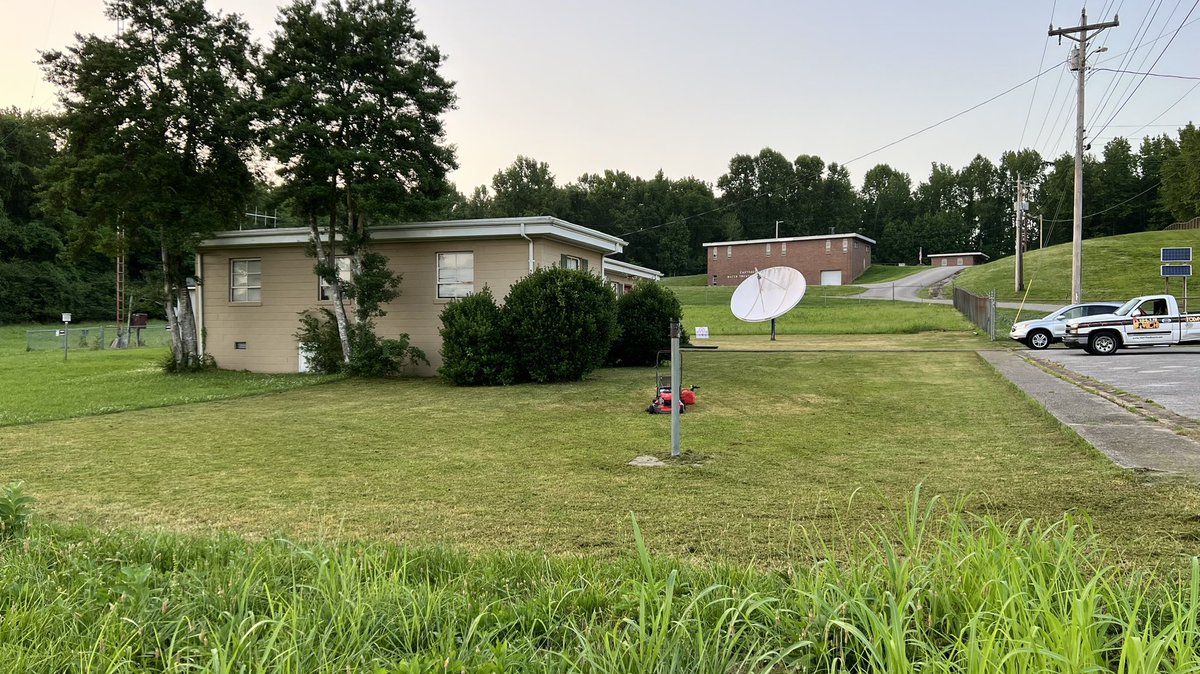 1041theranch's tweet image. Made a dent in the mowing. Hot day and thick grass  #pushmower