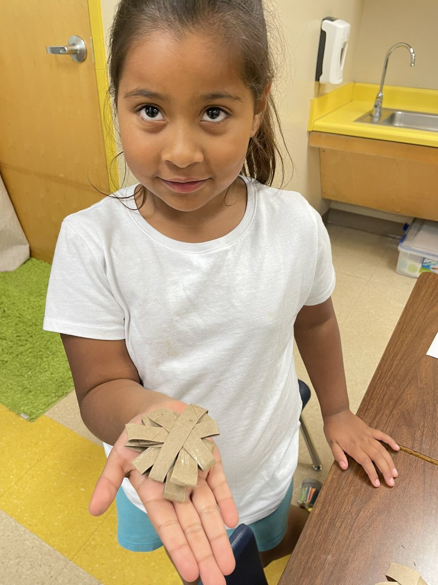 Ms_Neals_class's tweet image. Project based learning in full effect! These first graders are making toys for pets at the Humane Society! @mbarboox