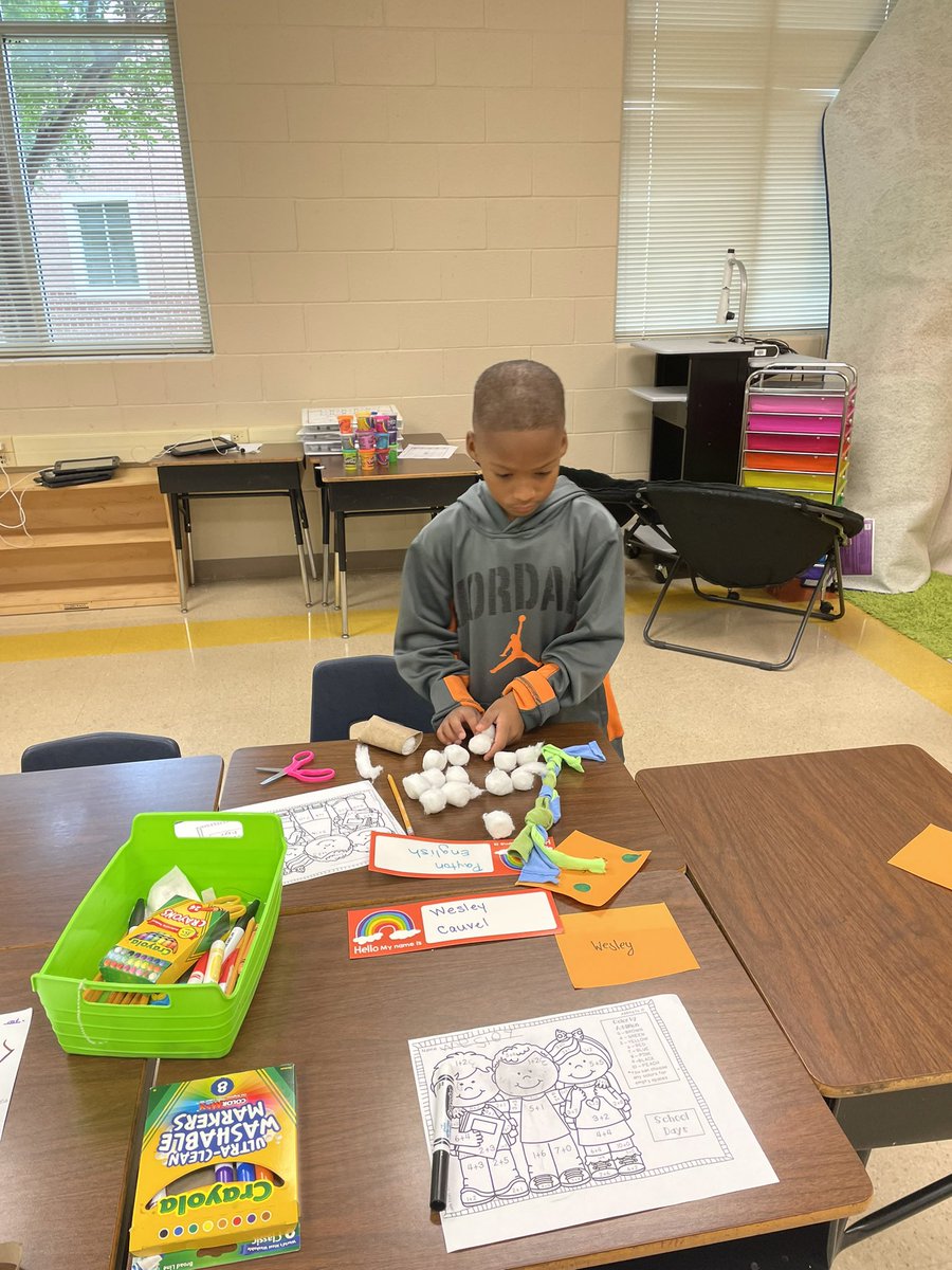 Ms_Neals_class's tweet image. Project based learning in full effect! These first graders are making toys for pets at the Humane Society! @mbarboox