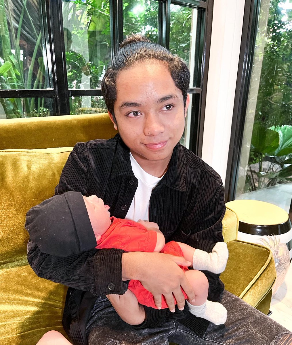 OnlyOnsuFamily's tweet photo. Semua kebagian gendong Baby @donverhaag π
#sarwendah29
#betrandpetoputraonsu
#thaliaputrionsu
#thaniaputrionsu
#inijedar https://t.co/y9NfnW4dh1