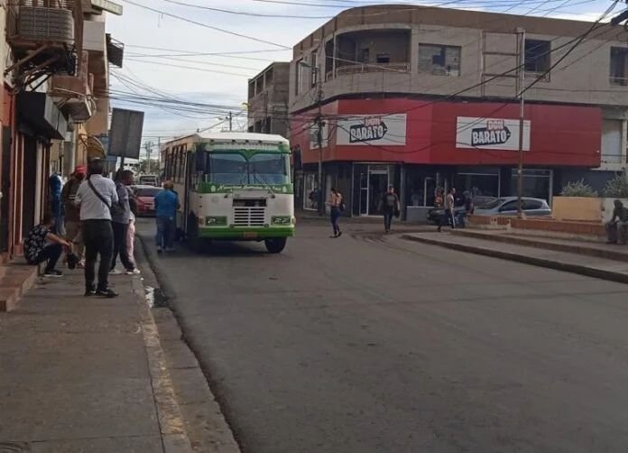 NoticiasFalcon's tweet photo. Paraguaná | Transportistas denuncian «negocio redondo» para abastecer combustible⁣.

https://t.co/N7n9x2EJPT ⁣

 #Cactus24 https://t.co/kaQwWfCHJr