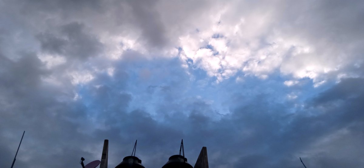 CarlosRamonMir5's tweet photo. #Cielo.   #Sky.    #Nubes
#Tarde.   #clouds
.
.
. https://t.co/GLE0XNm4i5